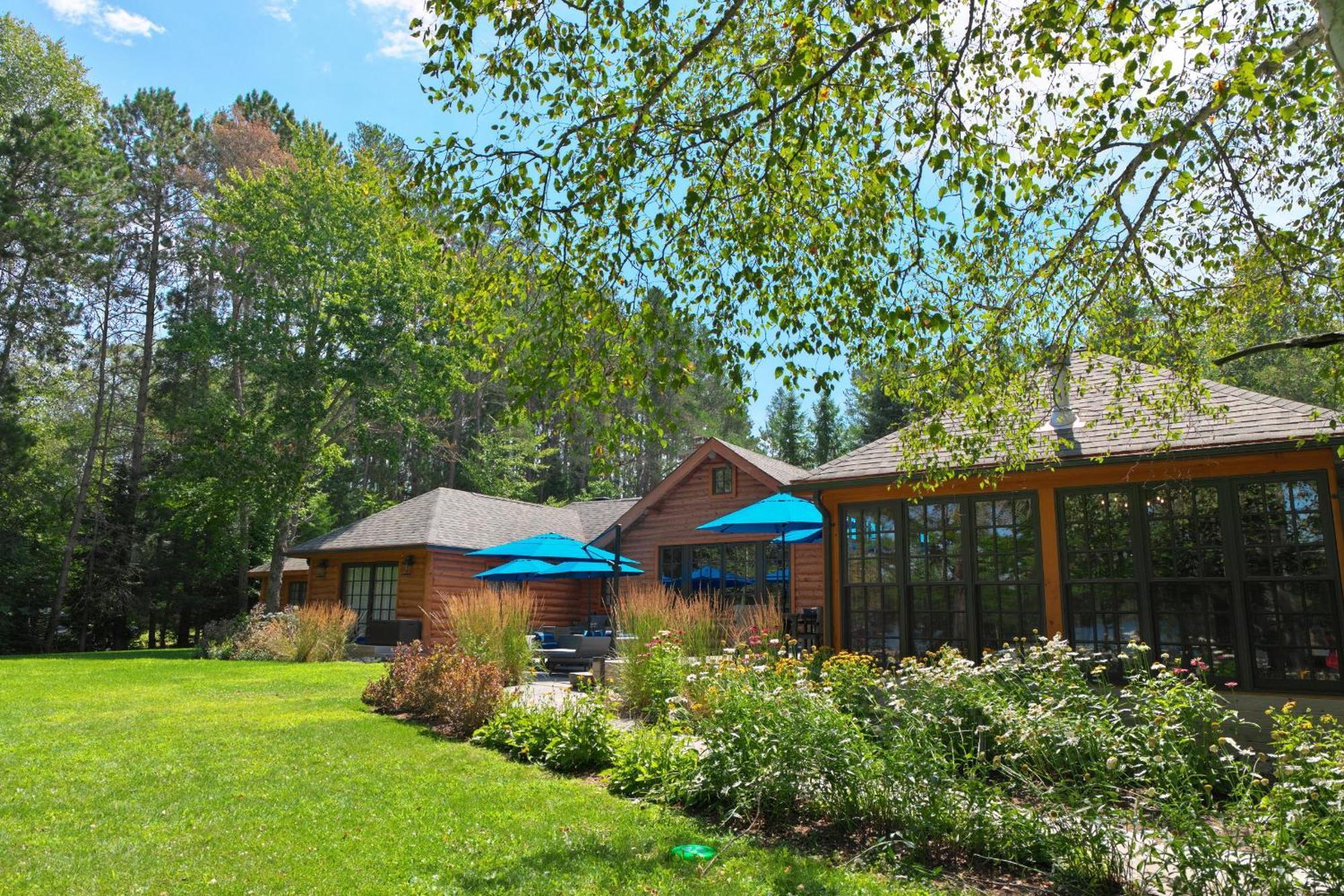 Haliburton Post House Hotel Minden Bagian luar foto